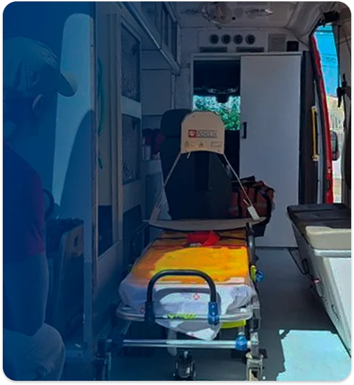 Interior de ambulância com maca e equipamentos de emergência — ambiente de uso do compressor cardíaco