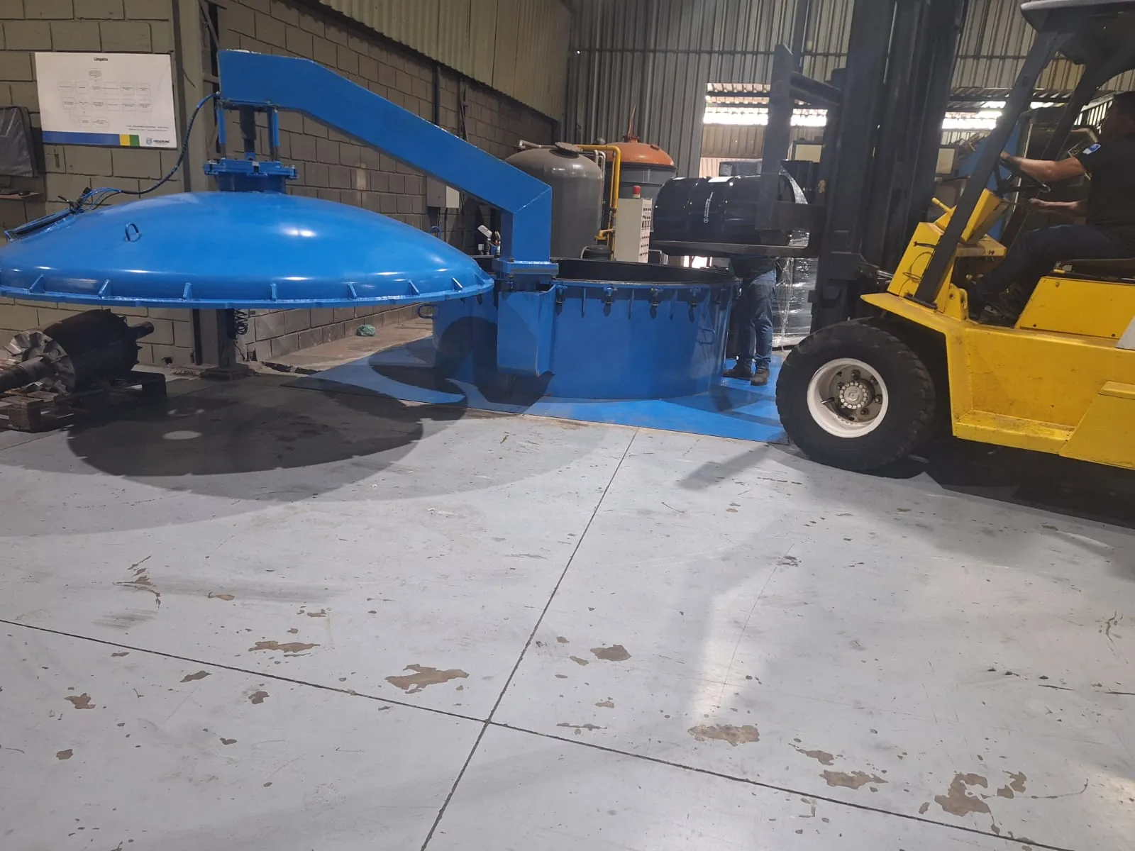 Impregnadora VPI com a tampa elevada durante movimentação na fábrica