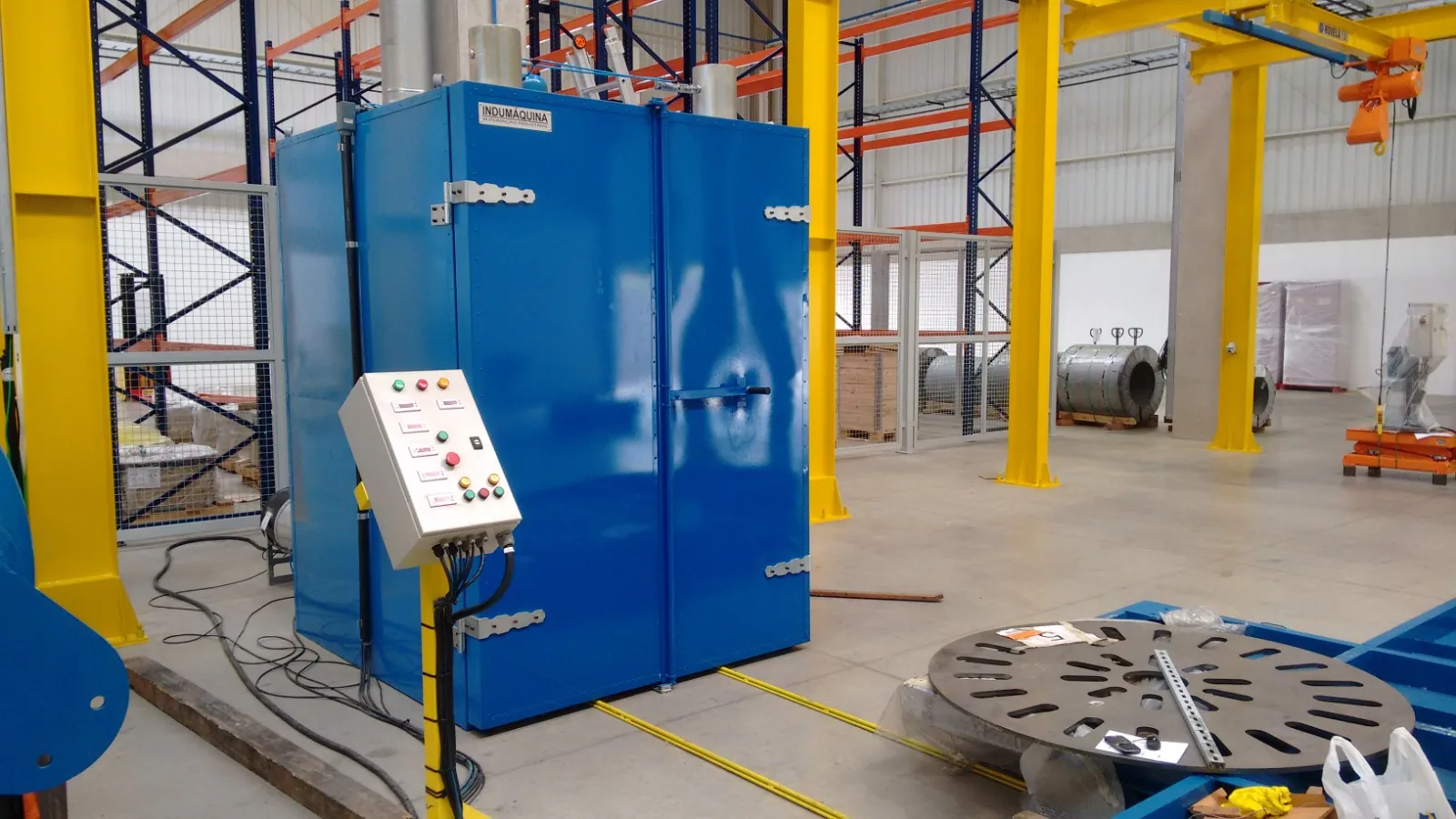Câmara industrial azul instalada em área fabril